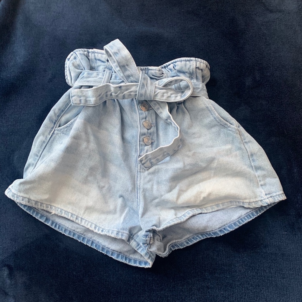 American eagle light washed jeans very cute!